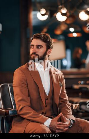 Gutaussehender Mann mit Bart ist im Friseurladen. Stockfoto