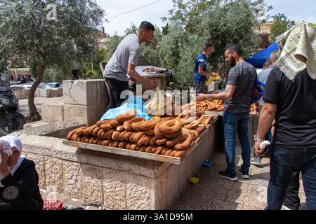 Jerusalem - Palästina: 22. April 2022. Brotverkäufer im Innenhof der Al-Aqsa-Moschee. Ramadan Stockfoto