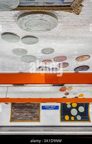 Paris, Frankreich - 03 08 2025: Blick in die farbenfrohe U-Bahn-Station Pont-Neuf, die Währung Stockfoto
