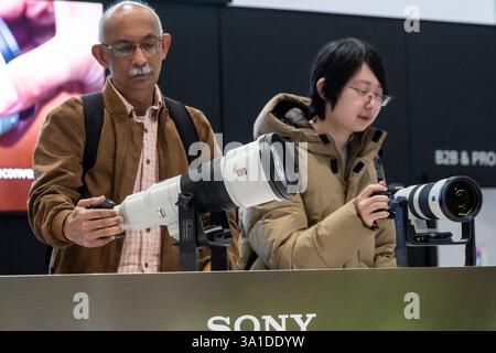 London, Großbritannien. 8. März 2025. Am Eröffnungstag von The Photography & Video im Excel London testen Besucher Langobjektive auf dem Sony Stand. Die Veranstaltung richtet sich an Profis und Amateure, die die neuesten Techniken erlernen, von Branchenführern und Experten hören und die neueste Technologie und Ausrüstung ausprobieren können. Die Show findet vom 8. Bis 11. März statt. Quelle: Stephen Chung / Alamy Live News Stockfoto