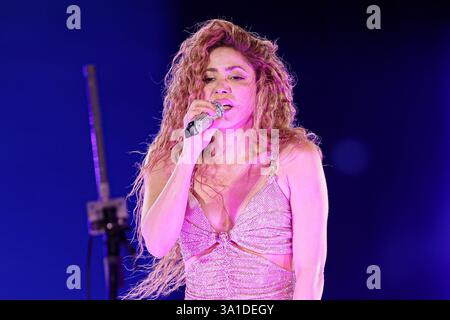 Buenos Aires, Argentinien. März 2025. Shakira tritt vor einer überfüllten Menschenmenge auf dem Campo Argentino de Polo in Buenos Aires, Argentinien auf und markiert ihre lang erwartete Rückkehr nach Argentinien nach sieben Jahren am 7. März 2025. Der kolumbianische Superstar eröffnete ihre „Las Mujeres Ya No Lloran Tour“ und begeisterte die Fans mit ihren unverkennbaren Moves, kraftvollen Vocals und einer Setlist voller legendärer Hits. (Credit: UNAR AGENCY/SIPA USA) Credit: SIPA USA/Alamy Live News Stockfoto