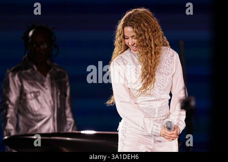 Buenos Aires, Argentinien. März 2025. Shakira tritt vor einer überfüllten Menschenmenge auf dem Campo Argentino de Polo in Buenos Aires, Argentinien auf und markiert ihre lang erwartete Rückkehr nach Argentinien nach sieben Jahren am 7. März 2025. Der kolumbianische Superstar eröffnete ihre „Las Mujeres Ya No Lloran Tour“ und begeisterte die Fans mit ihren unverkennbaren Moves, kraftvollen Vocals und einer Setlist voller legendärer Hits. (Credit: UNAR AGENCY/SIPA USA) Credit: SIPA USA/Alamy Live News Stockfoto
