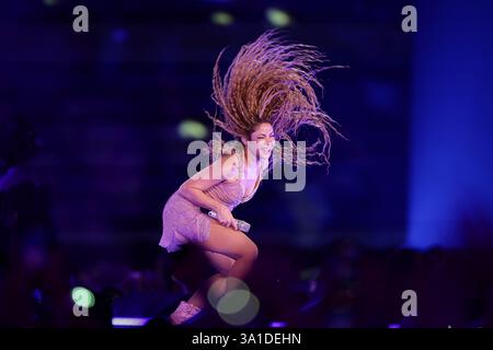 Buenos Aires, Argentinien. März 2025. Shakira tritt vor einer überfüllten Menschenmenge auf dem Campo Argentino de Polo in Buenos Aires, Argentinien auf und markiert ihre lang erwartete Rückkehr nach Argentinien nach sieben Jahren am 7. März 2025. Der kolumbianische Superstar eröffnete ihre „Las Mujeres Ya No Lloran Tour“ und begeisterte die Fans mit ihren unverkennbaren Moves, kraftvollen Vocals und einer Setlist voller legendärer Hits. (Credit: UNAR AGENCY/SIPA USA) Credit: SIPA USA/Alamy Live News Stockfoto