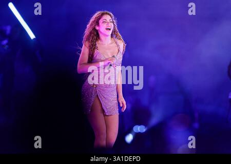 Buenos Aires, Argentinien. März 2025. Shakira tritt vor einer überfüllten Menschenmenge auf dem Campo Argentino de Polo in Buenos Aires, Argentinien auf und markiert ihre lang erwartete Rückkehr nach Argentinien nach sieben Jahren am 7. März 2025. Der kolumbianische Superstar eröffnete ihre „Las Mujeres Ya No Lloran Tour“ und begeisterte die Fans mit ihren unverkennbaren Moves, kraftvollen Vocals und einer Setlist voller legendärer Hits. (Credit: UNAR AGENCY/SIPA USA) Credit: SIPA USA/Alamy Live News Stockfoto