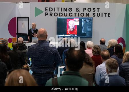 London, Großbritannien. 8. März 2025. Besucher sehen sich am Eröffnungstag von The Photography & Video im Excel London eine Vorführung zur Fotobearbeitung an. Die Veranstaltung richtet sich an Profis und Amateure, die die neuesten Techniken erlernen, von Branchenführern und Experten hören und die neueste Technologie und Ausrüstung ausprobieren können. Die Show findet vom 8. Bis 11. März statt. Quelle: Stephen Chung / Alamy Live News Stockfoto