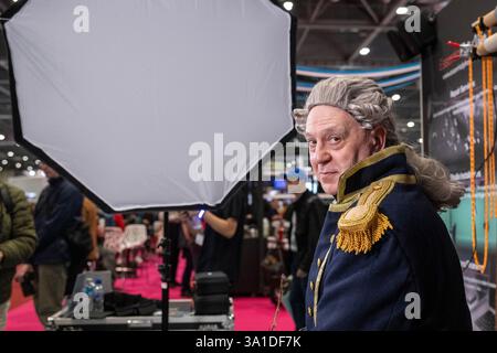 London, Großbritannien. 8. März 2025. Ein Model mit Captain Cook wartet darauf, von Besuchern am Eröffnungstag der Fotografie & Video im Excel London fotografiert zu werden. Die Veranstaltung richtet sich an Profis und Amateure, die die neuesten Techniken erlernen, von Branchenführern und Experten hören und die neueste Technologie und Ausrüstung ausprobieren können. Die Show findet vom 8. Bis 11. März statt. Quelle: Stephen Chung / Alamy Live News Stockfoto