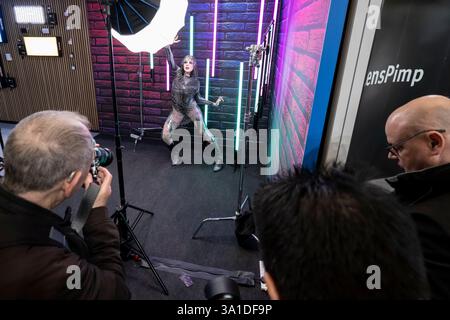 London, Großbritannien. 8. März 2025. Besucher machen am Eröffnungstag der Fotografie & Video im Excel London ein Foto von einem Model. Die Veranstaltung richtet sich an Profis und Amateure, die die neuesten Techniken erlernen, von Branchenführern und Experten hören und die neueste Technologie und Ausrüstung ausprobieren können. Die Show findet vom 8. Bis 11. März statt. Quelle: Stephen Chung / Alamy Live News Stockfoto