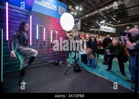 London, Großbritannien. 8. März 2025. Besucher machen am Eröffnungstag der Fotografie & Video im Excel London ein Foto von einem Model. Die Veranstaltung richtet sich an Profis und Amateure, die die neuesten Techniken erlernen, von Branchenführern und Experten hören und die neueste Technologie und Ausrüstung ausprobieren können. Die Show findet vom 8. Bis 11. März statt. Quelle: Stephen Chung / Alamy Live News Stockfoto