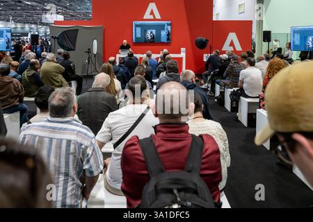 London, Großbritannien. 8. März 2025. Am Eröffnungstag von The Photography & Video im Excel London sehen sich Besucher am Adobe-Stand eine Vorführung zur Fotobearbeitung an. Die Veranstaltung richtet sich an Profis und Amateure, die die neuesten Techniken erlernen, von Branchenführern und Experten hören und die neueste Technologie und Ausrüstung ausprobieren können. Die Show findet vom 8. Bis 11. März statt. Quelle: Stephen Chung / Alamy Live News Stockfoto