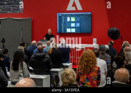 London, Großbritannien. 8. März 2025. Am Eröffnungstag von The Photography & Video im Excel London sehen sich Besucher am Adobe-Stand eine Vorführung zur Fotobearbeitung an. Die Veranstaltung richtet sich an Profis und Amateure, die die neuesten Techniken erlernen, von Branchenführern und Experten hören und die neueste Technologie und Ausrüstung ausprobieren können. Die Show findet vom 8. Bis 11. März statt. Quelle: Stephen Chung / Alamy Live News Stockfoto