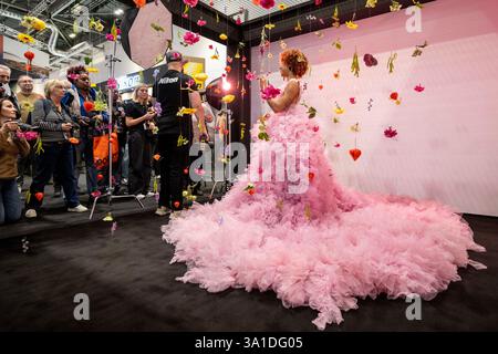 London, Großbritannien. 8. März 2025. Am Eröffnungstag von The Photography & Video im Excel London machen Besucher Fotos von einem Modell auf dem Nikon Stand. Die Veranstaltung richtet sich an Profis und Amateure, die die neuesten Techniken erlernen, von Branchenführern und Experten hören und die neueste Technologie und Ausrüstung ausprobieren können. Die Show findet vom 8. Bis 11. März statt. Quelle: Stephen Chung / Alamy Live News Stockfoto