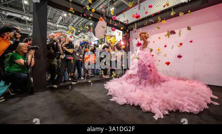 London, Großbritannien. 8. März 2025. Am Eröffnungstag von The Photography & Video im Excel London machen Besucher Fotos von einem Modell auf dem Nikon Stand. Die Veranstaltung richtet sich an Profis und Amateure, die die neuesten Techniken erlernen, von Branchenführern und Experten hören und die neueste Technologie und Ausrüstung ausprobieren können. Die Show findet vom 8. Bis 11. März statt. Quelle: Stephen Chung / Alamy Live News Stockfoto