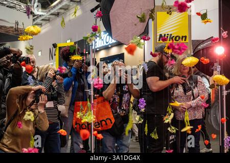 London, Großbritannien. 8. März 2025. Am Eröffnungstag von The Photography & Video im Excel London machen Besucher Fotos von einem Modell auf dem Nikon Stand. Die Veranstaltung richtet sich an Profis und Amateure, die die neuesten Techniken erlernen, von Branchenführern und Experten hören und die neueste Technologie und Ausrüstung ausprobieren können. Die Show findet vom 8. Bis 11. März statt. Quelle: Stephen Chung / Alamy Live News Stockfoto