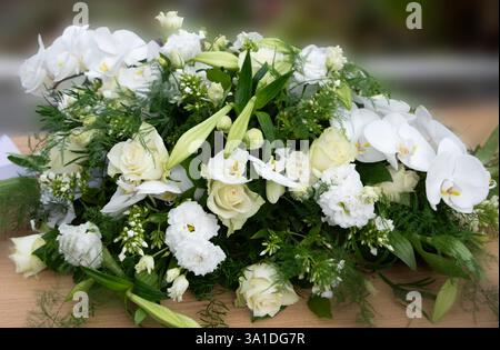 Blumenstrauß aus weißen Trauerblumen für Beileid oder Beerdigung Stockfoto