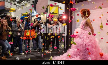 London, Großbritannien. 8. März 2025. Am Eröffnungstag von The Photography & Video im Excel London machen Besucher Fotos von einem Modell auf dem Nikon Stand. Die Veranstaltung richtet sich an Profis und Amateure, die die neuesten Techniken erlernen, von Branchenführern und Experten hören und die neueste Technologie und Ausrüstung ausprobieren können. Die Show findet vom 8. Bis 11. März statt. Quelle: Stephen Chung / Alamy Live News Stockfoto