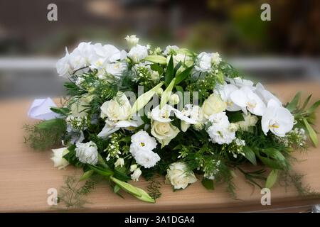 Blumenstrauß aus weißen Trauerblumen für Beileid oder Beerdigung Stockfoto