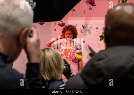 London, Großbritannien. 8. März 2025. Am Eröffnungstag von The Photography & Video im Excel London machen Besucher Fotos von einem Modell auf dem Nikon Stand. Die Veranstaltung richtet sich an Profis und Amateure, die die neuesten Techniken erlernen, von Branchenführern und Experten hören und die neueste Technologie und Ausrüstung ausprobieren können. Die Show findet vom 8. Bis 11. März statt. Quelle: Stephen Chung / Alamy Live News Stockfoto