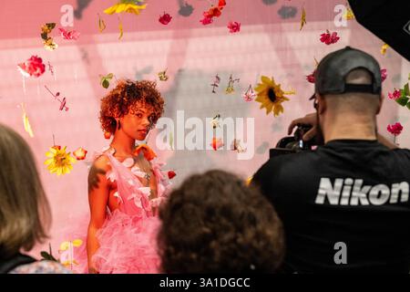 London, Großbritannien. 8. März 2025. Am Eröffnungstag von The Photography & Video im Excel London machen Besucher Fotos von einem Modell auf dem Nikon Stand. Die Veranstaltung richtet sich an Profis und Amateure, die die neuesten Techniken erlernen, von Branchenführern und Experten hören und die neueste Technologie und Ausrüstung ausprobieren können. Die Show findet vom 8. Bis 11. März statt. Quelle: Stephen Chung / Alamy Live News Stockfoto