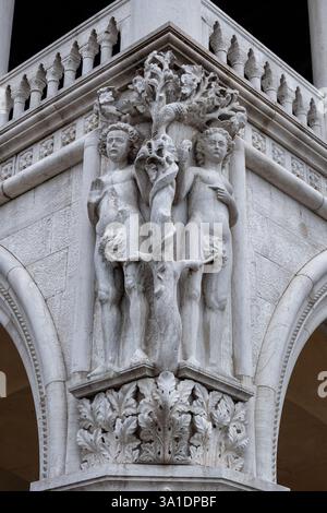 Adam und Eva im Dogenpalast (Palazzo Ducale) in Venedig, Italien. Mittelalterliche gotische Eckskulptur aus der Mitte des 14. Jahrhunderts, die den biblischen ersten Menschen und darstellt Stockfoto