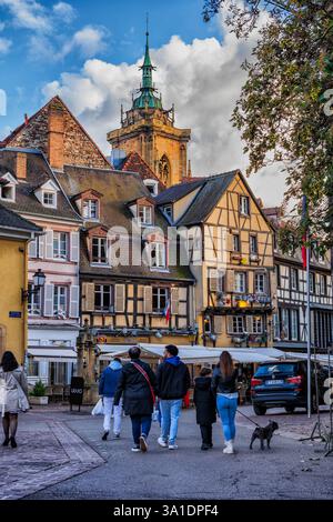 Die Altstadt in Colmar, Elsass, Frankreich. Historische Altstadt der Stadt mit traditionellen Fachwerkhäusern. Stockfoto