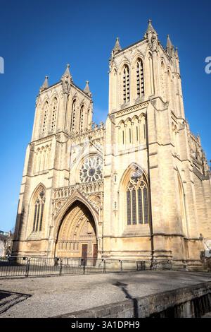 Vorderansicht der 900 Jahre alten Bristol Cathedral uk, ursprünglich eine Abtei, die St. Augustine gewidmet war, wurde 1140 gegründet und 1148 geweiht. Stockfoto