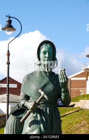 Bronzestatue von Mary Anning historische Pionierfossiliensammler mit Steinhammer und Korb in der Stadt lyme regis dorset, großbritannien Stockfoto