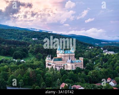BOJNICE, SLOWAKEI - 22. MAI 2024: Aus der Vogelperspektive auf die Burg Bojnice Stockfoto