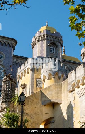 Sintra, Portugal - die kunstvollen Türme und Mauern des Palastes von Pena, die zum UNESCO-Weltkulturerbe gehören Stockfoto