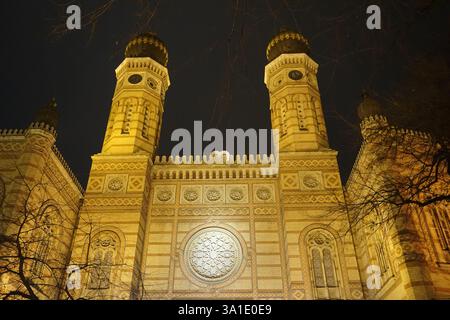 Frontalblick auf die beleuchtete Synagoge in der Dohány-Straße oder die große Synagoge in Budapest bei Nacht Stockfoto