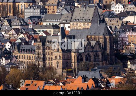 Die alte Universitätskirche und dahinter das Rathaus in der Altstadt von Marburg, Hessen, Deutschland, Europa Stockfoto