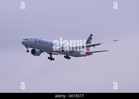 Dallas Fort Worth Airport, 4-6-2020 Grapevine, TX USA American Airlines Boeing 777-300 N719AN im Finale für 17C auf dem Dallas Fort Worth International Airp Stockfoto