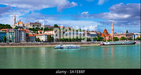 Wunderschöne Hauptstadt Ungarns - Budapest. Blick auf die Innenstadt mit Schloss über die Donau. Stadtlandschaft, Stadtlandschaft Stockfoto
