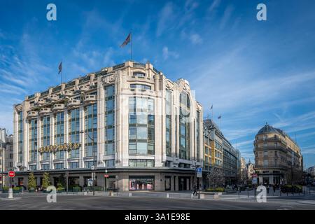 Paris, Frankreich - 03 08 2025: Kaufhaus La Samaritaine. Außenansicht der Fassade vom Pont Neuf Stockfoto