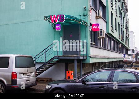 Weißrussland, Minsk - 26, 12, 2024: Es gibt ein bemerkenswertes Gebäude mit einem großen Schild, das die Buchstaben wb auf der Außenfläche trägt Stockfoto