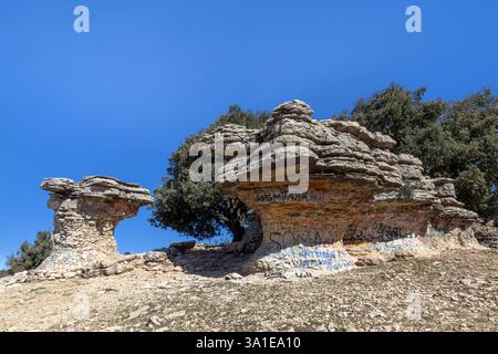 Die karge und nomadische Landschaft von Tisfoula in der Nähe von Ain Leuh ist durch erodierte dolosteinartige Felstürme charakterisiert, die wie Pilze geformt sind. Stockfoto
