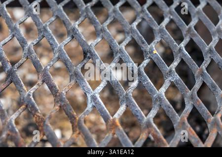 Nahaufnahme von rostigen Metallgittern, die ihre alte Textur und ihr kompliziertes Korrosionsmuster zeigen Stockfoto
