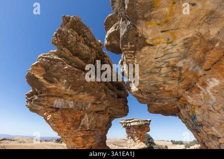 Die karge und nomadische Landschaft von Tisfoula in der Nähe von Ain Leuh ist durch erodierte dolosteinartige Felstürme charakterisiert, die wie Pilze geformt sind. Stockfoto