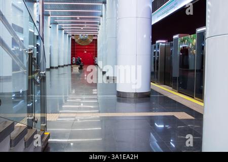 Weißrussland, Minsk - 26, 12, 2024: Ein sehr langer Flur mit mehreren elegant gestalteten Säulen und einem hängenden Schild, auf dem deutlich die U-Bahn steht Stockfoto