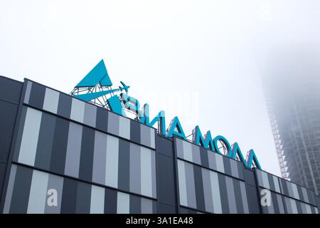 Weißrussland, Minsk - 26, 12, 2024: Es gibt ein großes Gebäude, auf dem ein Schild mit der Aufschrift Schamom in fetten Buchstaben steht, was es leicht macht, zu identifizieren Stockfoto