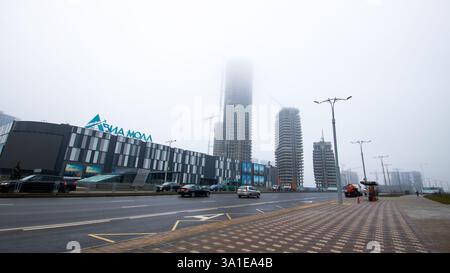 Weißrussland, Minsk - 26, 12, 2024: Es gibt ein markantes Gebäude, in dem das Wort Aqua hervorgehoben ist, was es zu einem einzigartigen Anblick in der macht Stockfoto