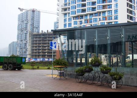 Weißrussland, Minsk - 26, 12, 2024: Vor einem großen Gebäude, das derzeit im Bau ist, befindet sich ein Behindertenschild, das die Zugänglichkeit anzeigt Stockfoto