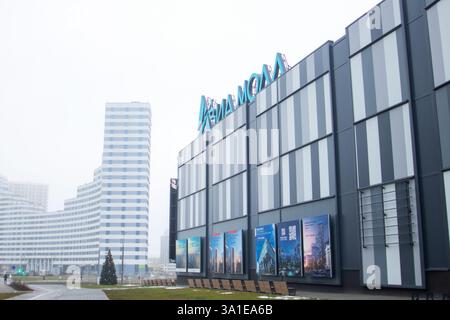 Weißrussland, Minsk - 26, 12, 2024: Ein großes Gebäude mit dem Wort Aqua, das auf der Außenseite zu sehen ist, wahrscheinlich in einem belebten Ballungsgebiet Stockfoto
