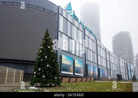 Weißrussland, Minsk - 26, 12, 2024: Vor einem prominenten Gebäude mit dem Namen Allianz steht ein wunderschön dekoriertes Weihnachtsgebäude Stockfoto