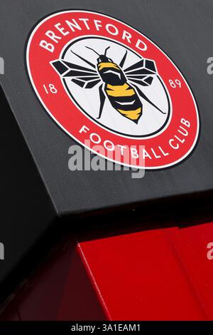 März 2025; Gtech Community Stadium, Brentford, London, England; Premier League Football, Brentford gegen Aston Villa; ein allgemeiner Blick außerhalb des Gtech Community Stadium vor dem Start Stockfoto