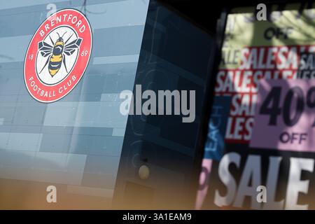 März 2025; Gtech Community Stadium, Brentford, London, England; Premier League Football, Brentford gegen Aston Villa; ein allgemeiner Blick außerhalb des Gtech Community Stadium vor dem Start Stockfoto