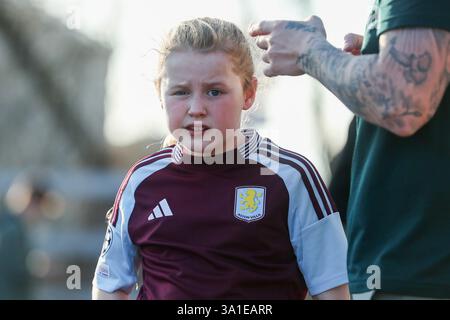 Fans kommen vor dem Premier League-Spiel Brentford gegen Aston Villa im Gtech Community Stadium, London, Großbritannien, 8. März 2025 (Foto: Izzy Poles/News Images) Stockfoto