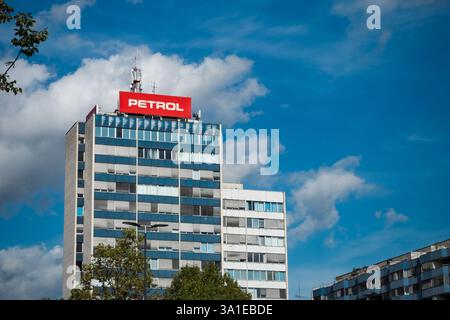 Slowenien, Ljubljana - 23. Oktober 2023: Sitz des Erdöl- und Erdgasunternehmens Stockfoto