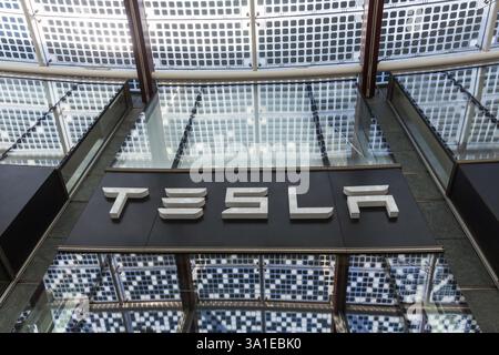 Italien, Mailand - 13. Mai 2022: Tesla-Logo am Eingang der Elektrofahrzeuge Stockfoto