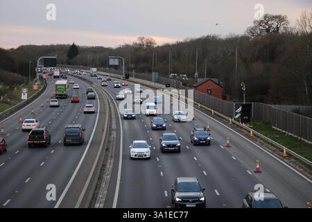 Viel Verkehr auf der M4 Smart Autobahn in Reading, Berkshire Stockfoto