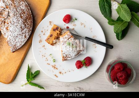 Leckerer veganer Vollkornkuchen mit Papaya und Nüssen. Stockfoto